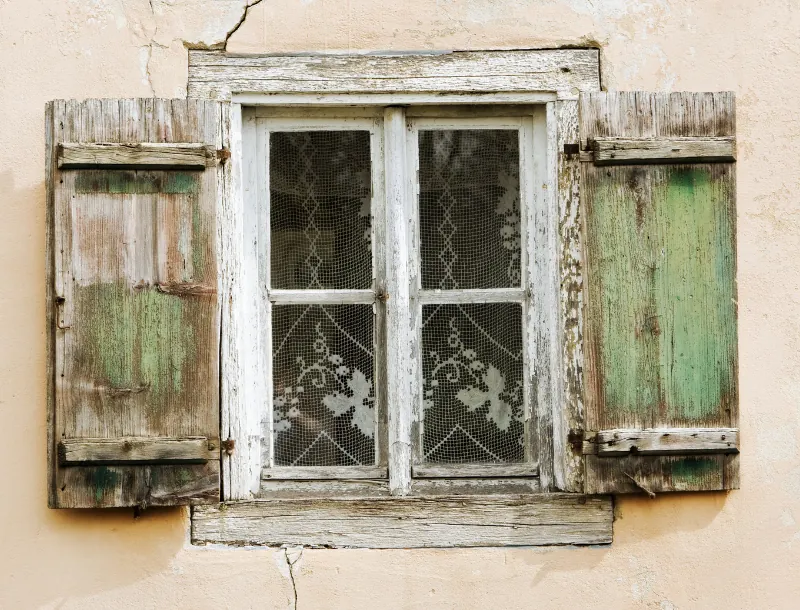 Remplacement et pose de menuiseries-Boutonnet Rénov-entreprise de rénovation-renovation d'ampleur-travaux-artisan-rénovation intérieure-salle de bain-isolation-chauffage-terrasse-Combrailles-Saint-Nectaire-Clermont-Ferrand-Puy-de-Dôme