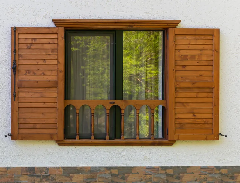 Volets en bois-Boutonnet Rénov-entreprise de rénovation-renovation d'ampleur-travaux-artisan-rénovation intérieure-salle de bain-isolation-chauffage-terrasse-Combrailles-Saint-Nectaire-Clermont-Ferrand-Puy-de-Dôme